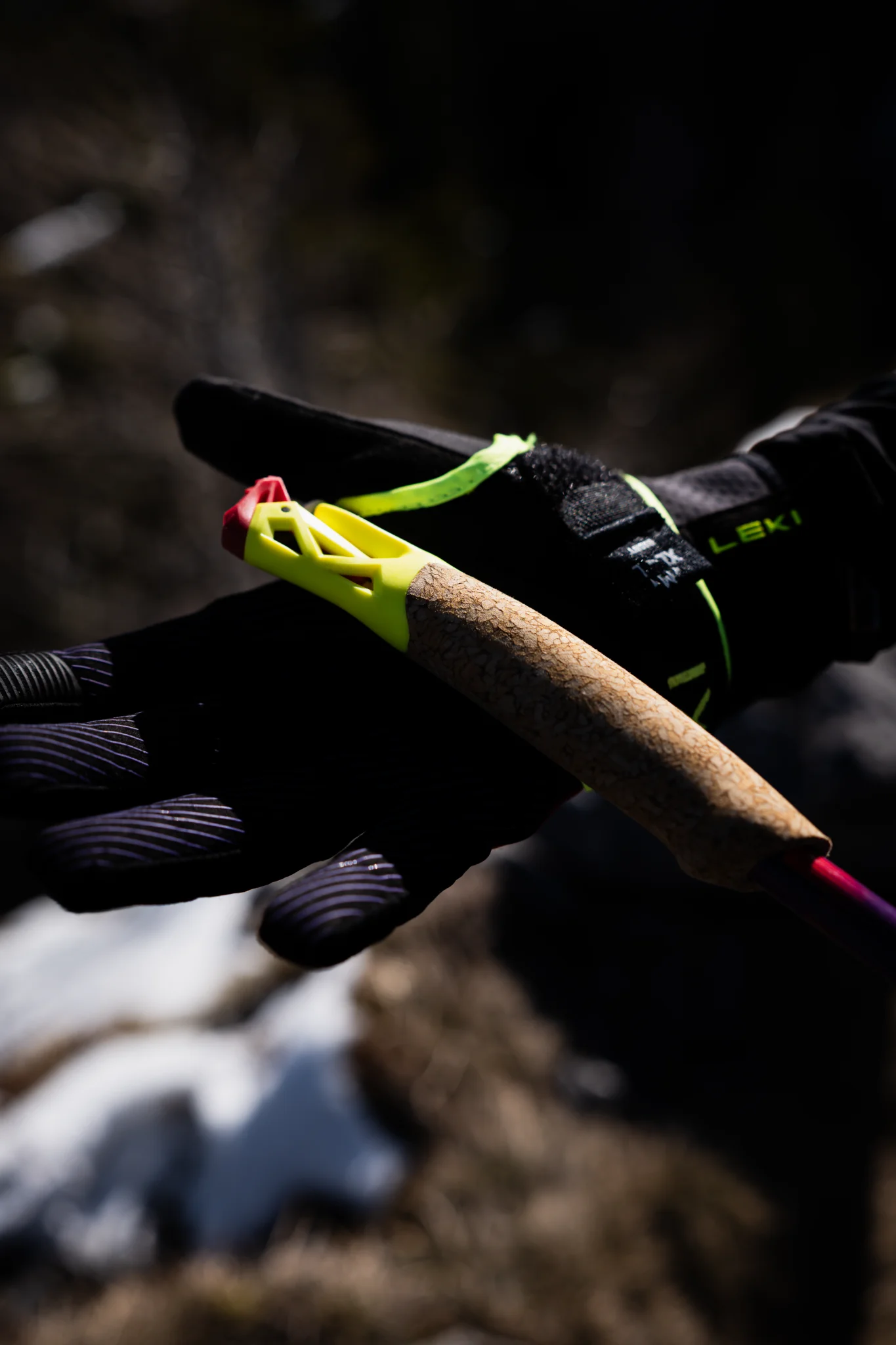 Nahaufnahme eines LEKI-Trailrunningstocks im Einsatz