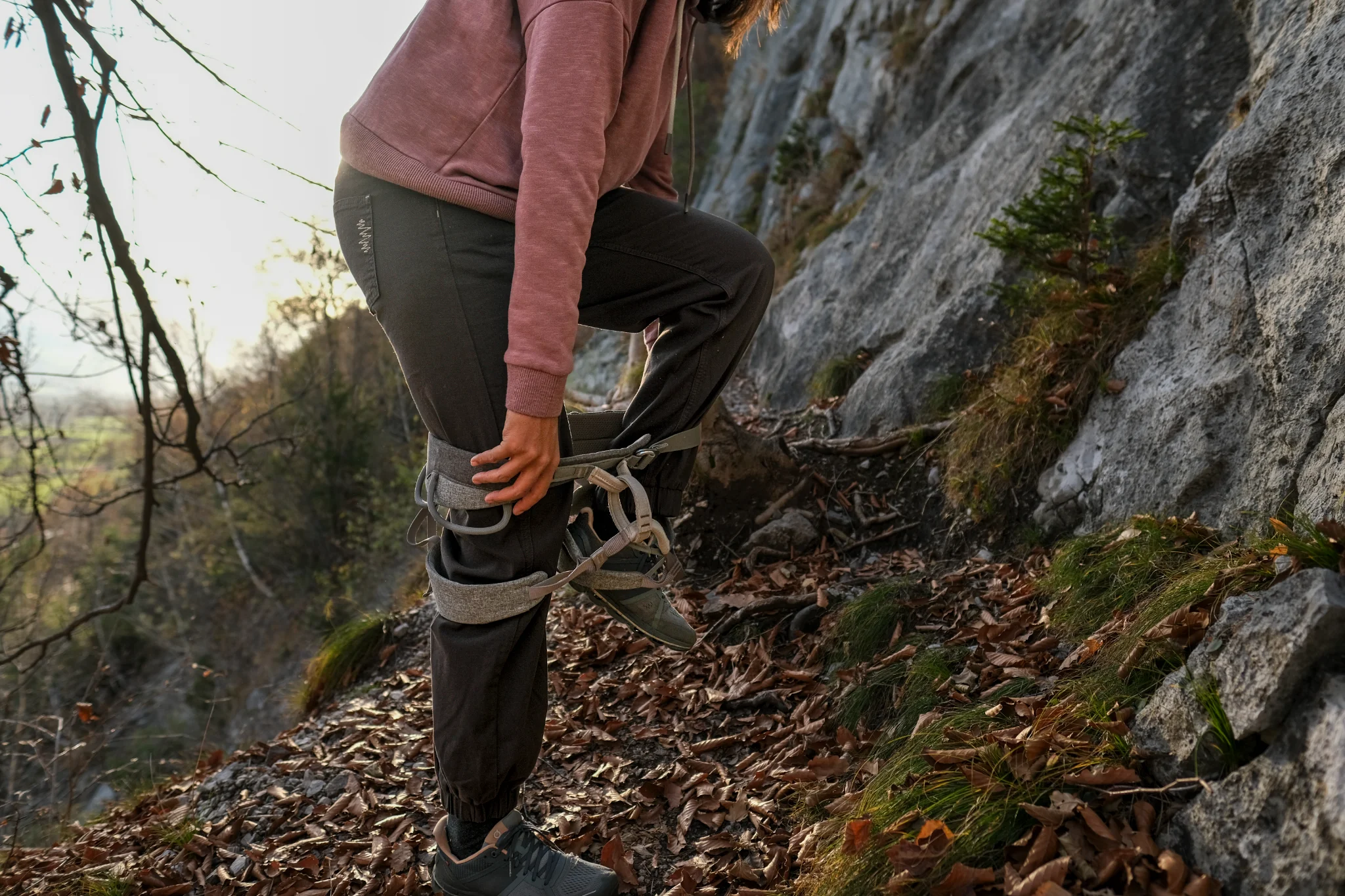 Trailrunner mit LEKI-Stöcken in alpiner Landschaft
