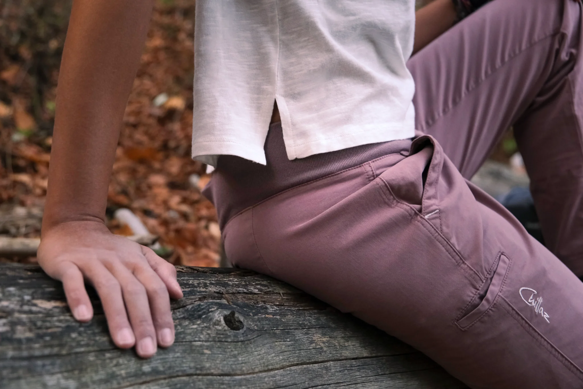 Kletterin in Chillaz-Kletterhose am Fels
