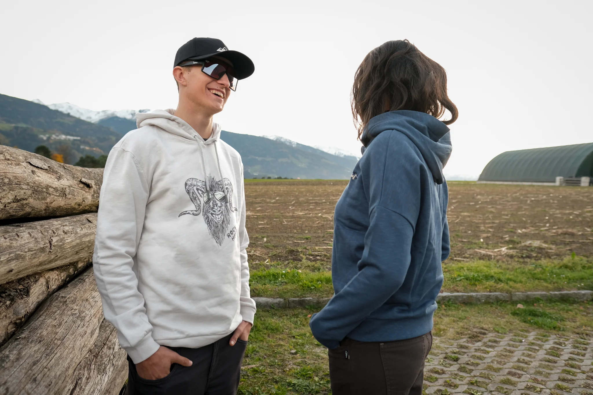 Zwei Personen in Chillaz-Hoodies in den Bergen