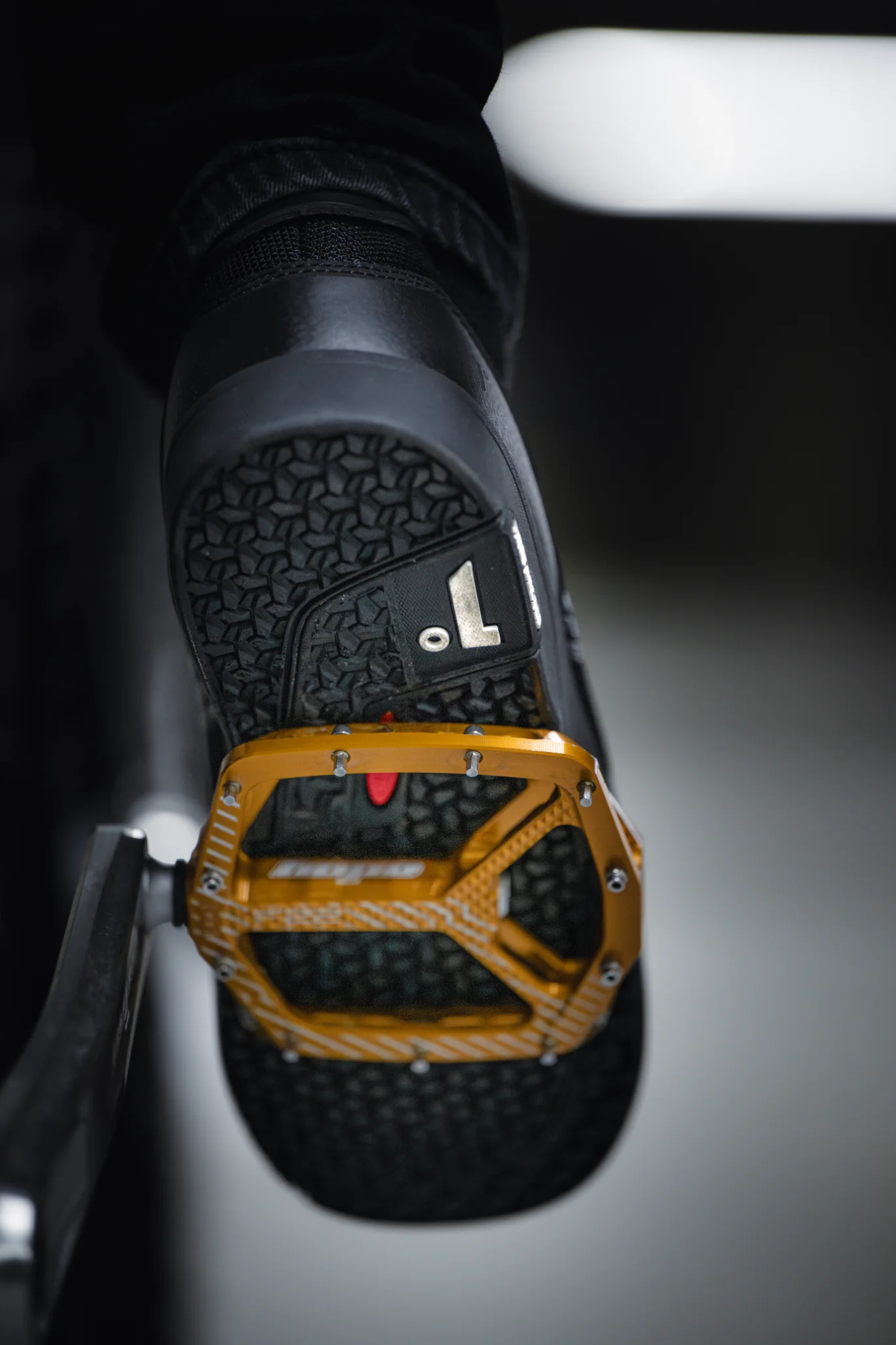 Close-up van een mountainbikeschoen op een pedaal