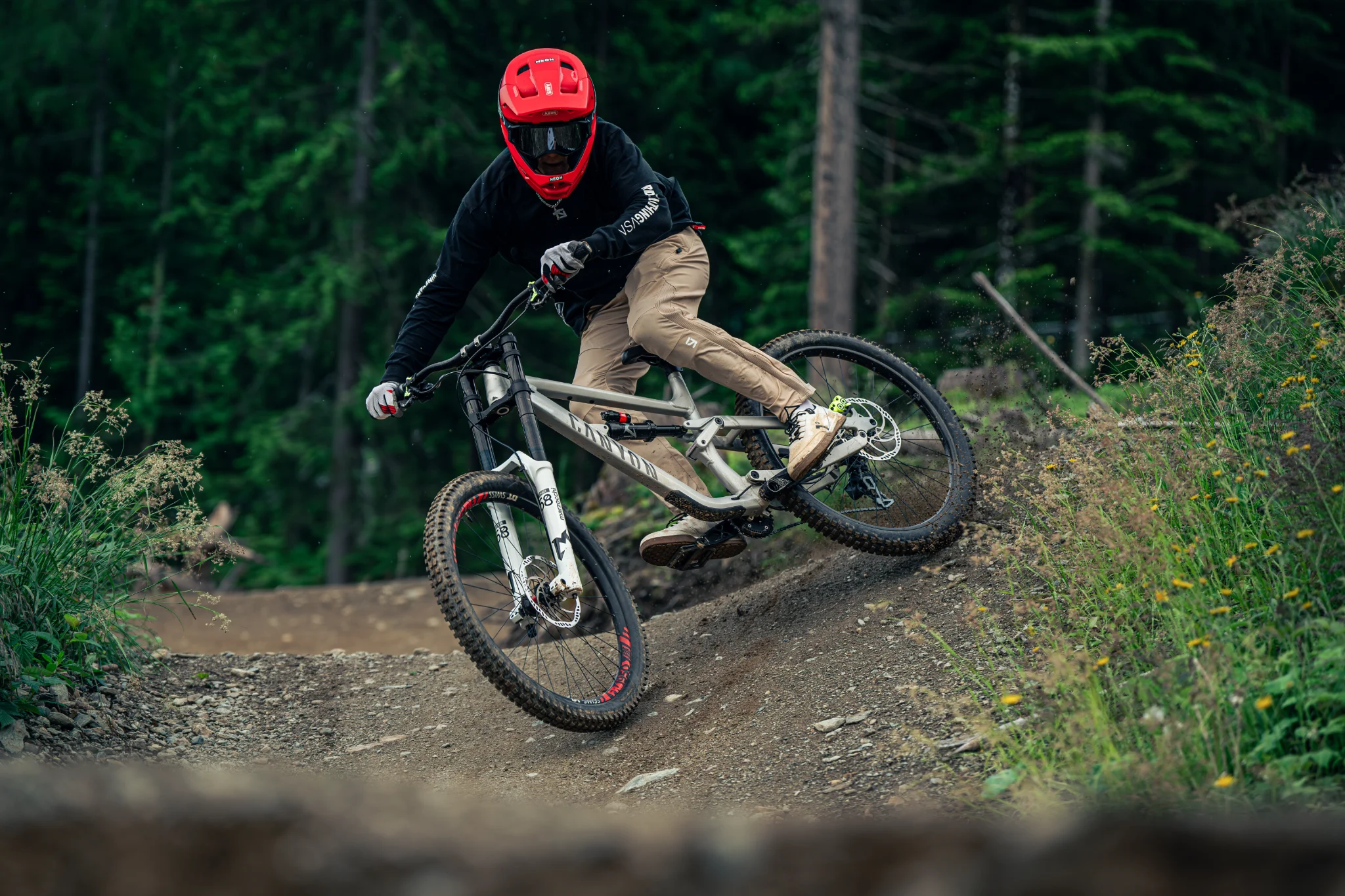Mountainbiker rijdt door een bocht in het bos