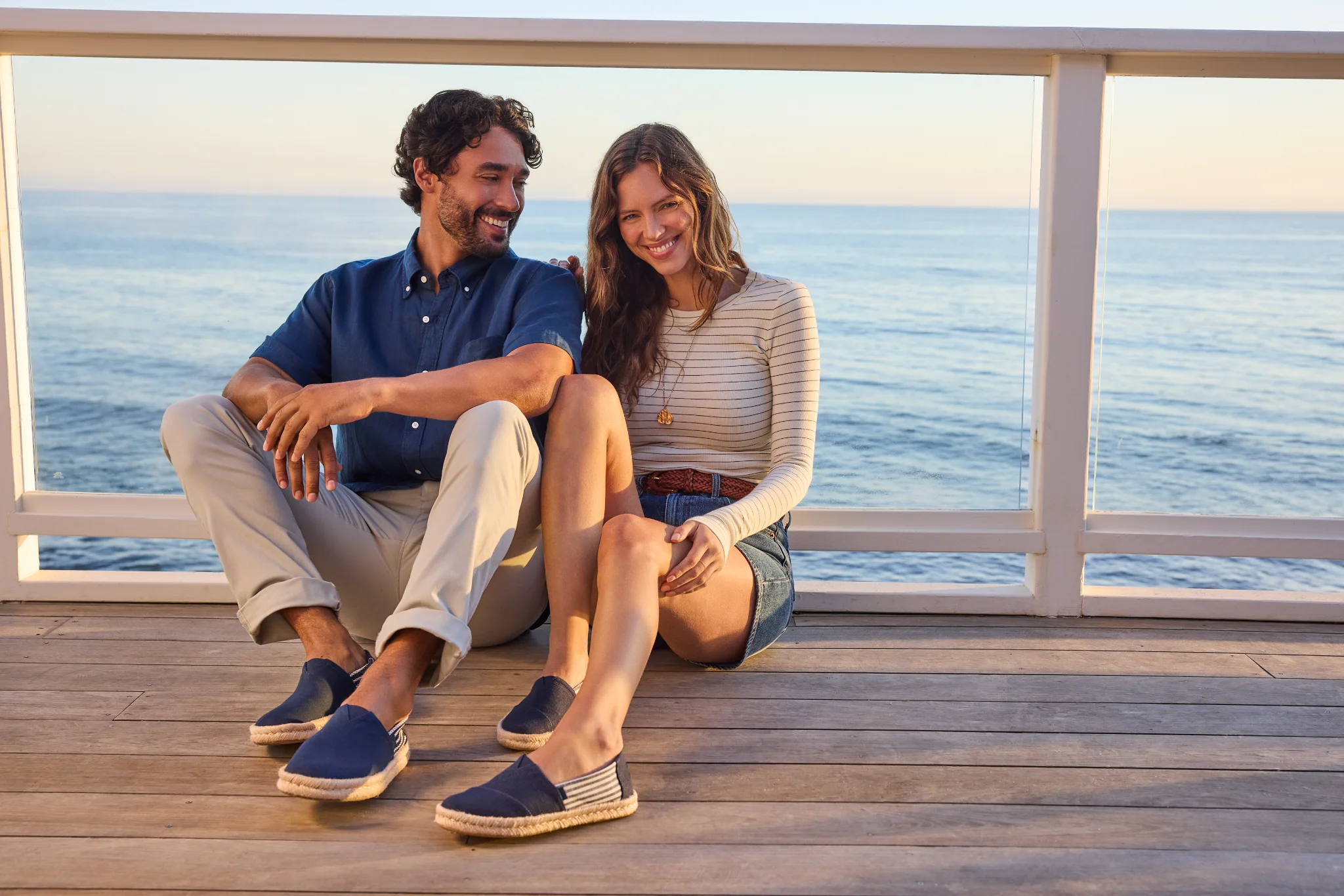 Paar met espadrilles op een terras aan zee