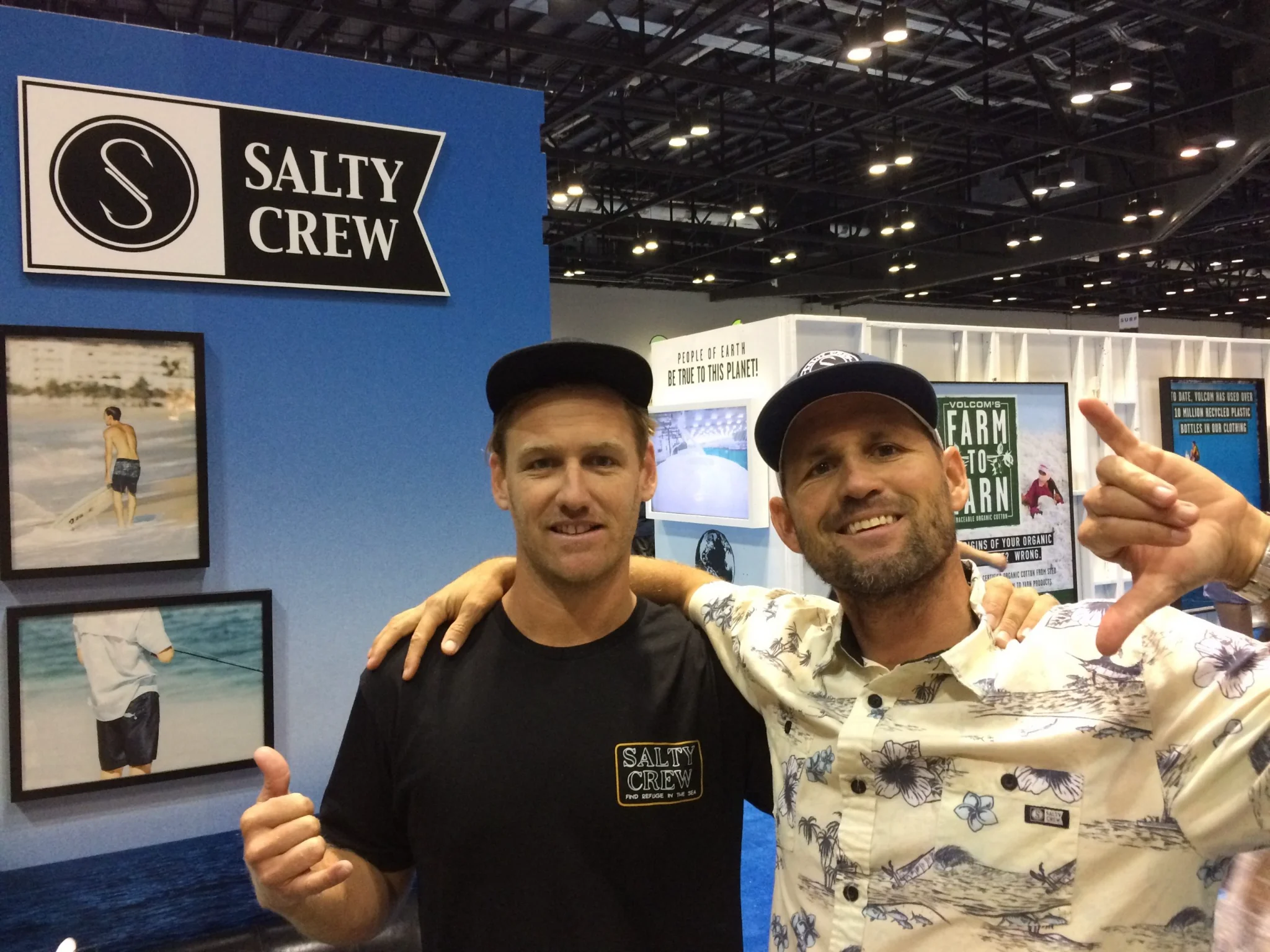 Twee vertegenwoordigers bij een Salty Crew-beursstand