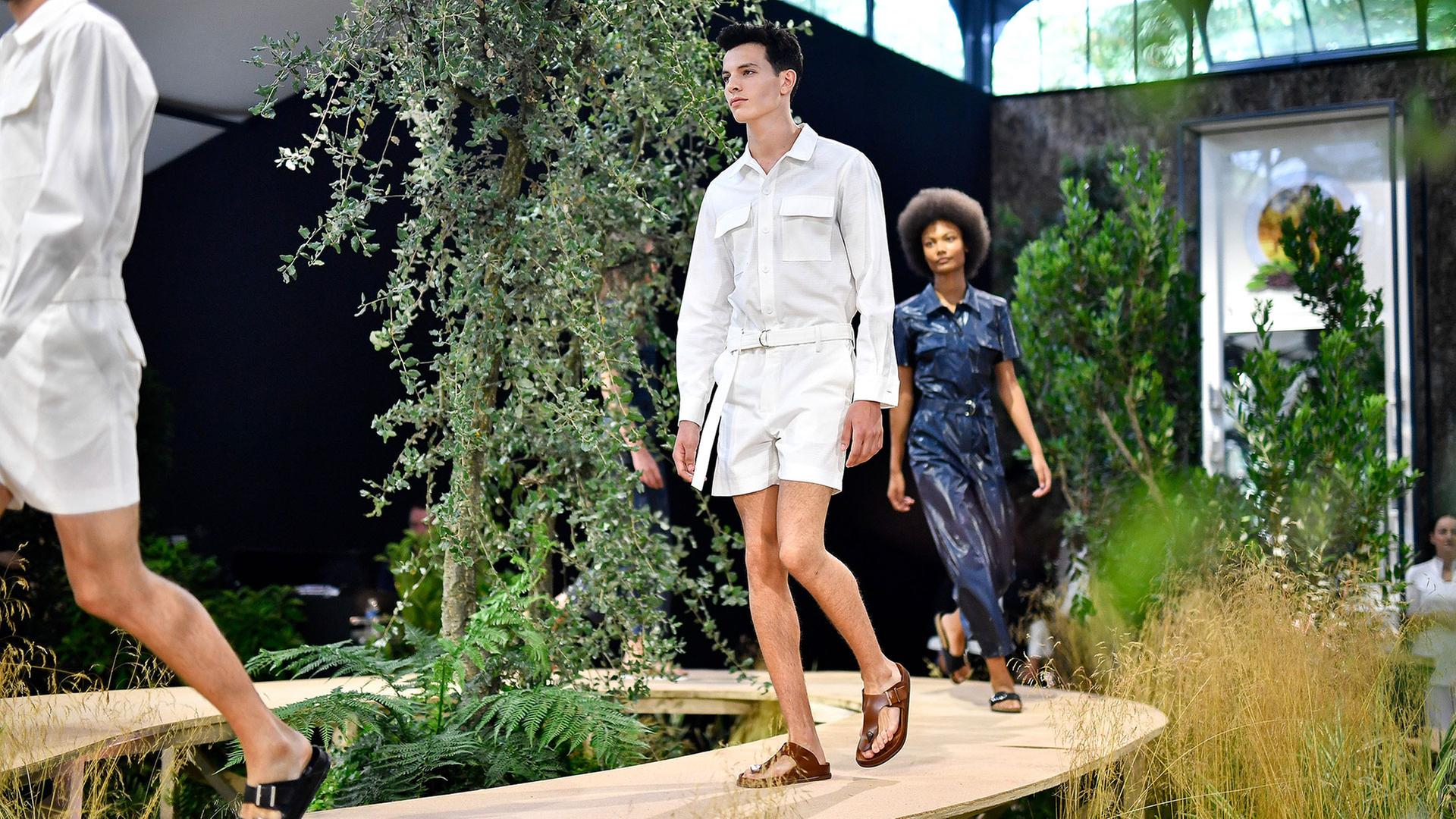 Modellen met sandalen tijdens een presentatie in het groen