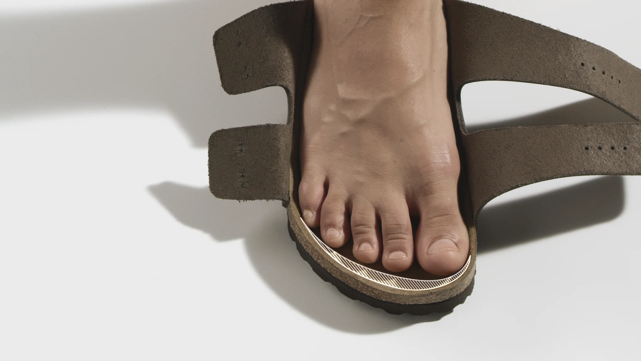 Voet in een Birkenstock-sandaal met passende teenruimte