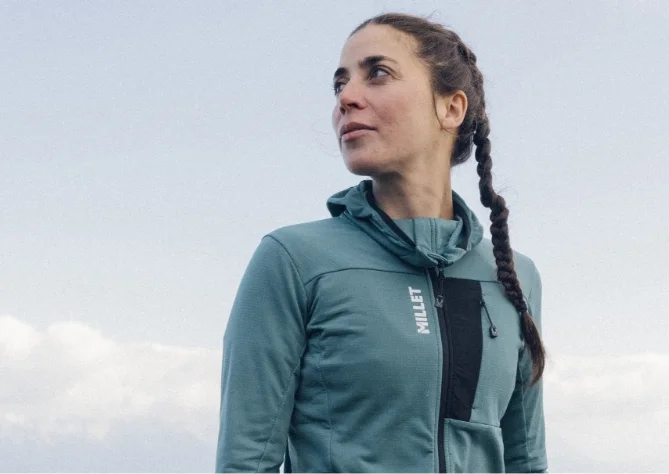 Wandelaar draagt een technische fleece midlayer
