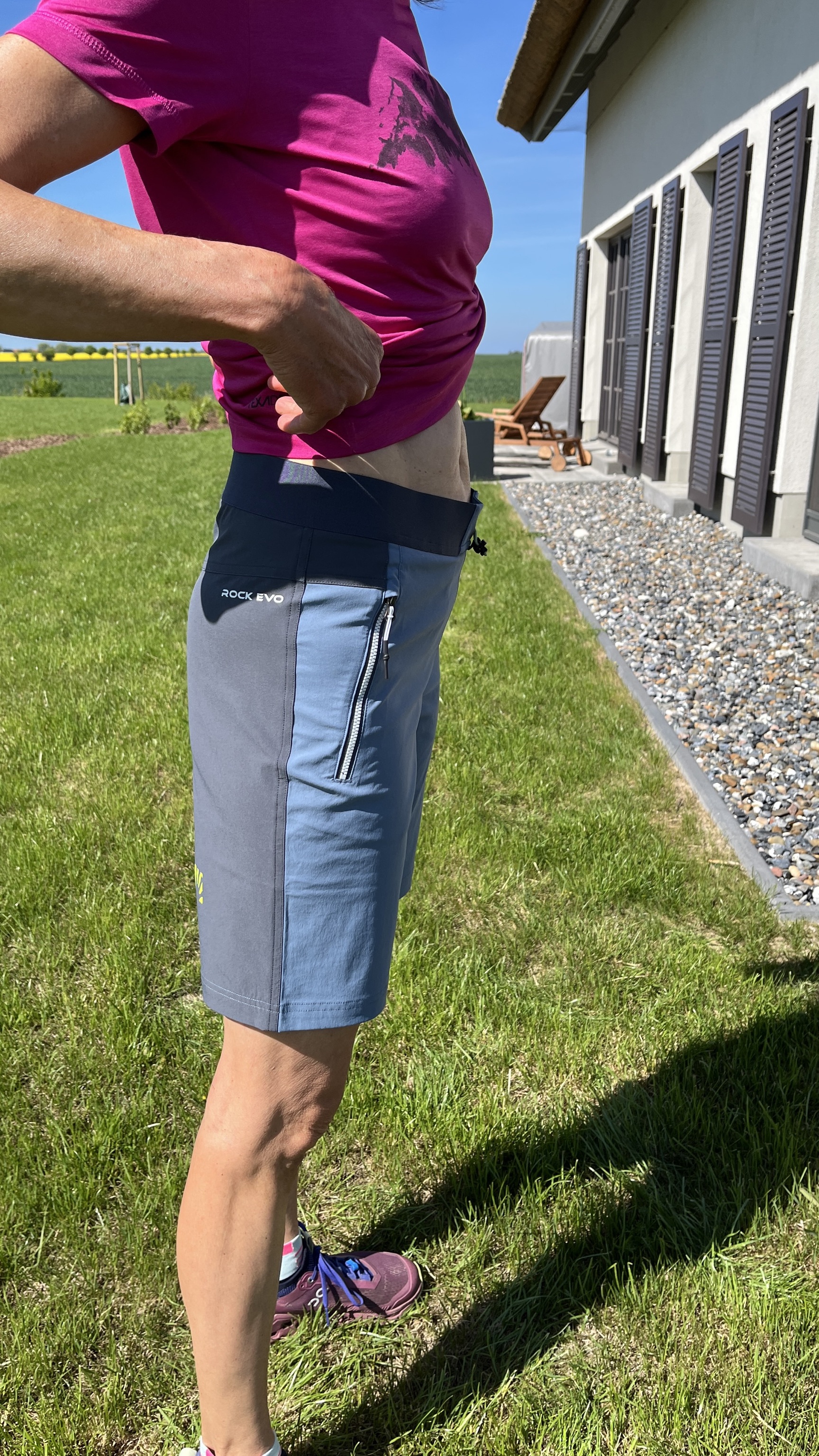 Karpos Rock EVO Bermuda, side view with zip pockets, worn by tester Ines Hauser